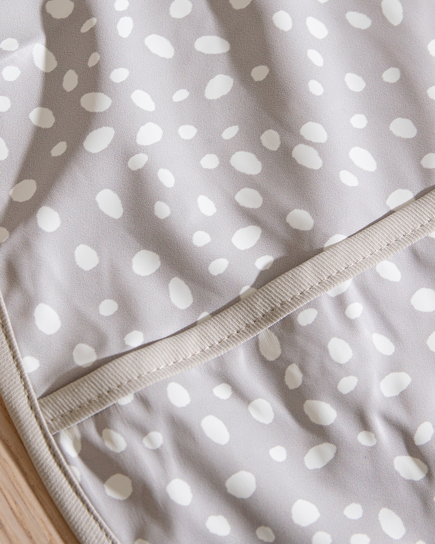 Pyyhittävä/Vedenpitävä Ruokalappu - Beige Pilkuilla