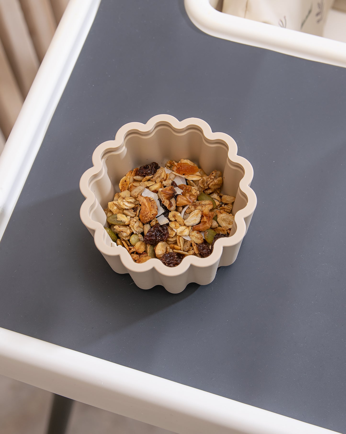 Aaltomainen kulho kannella - Beige