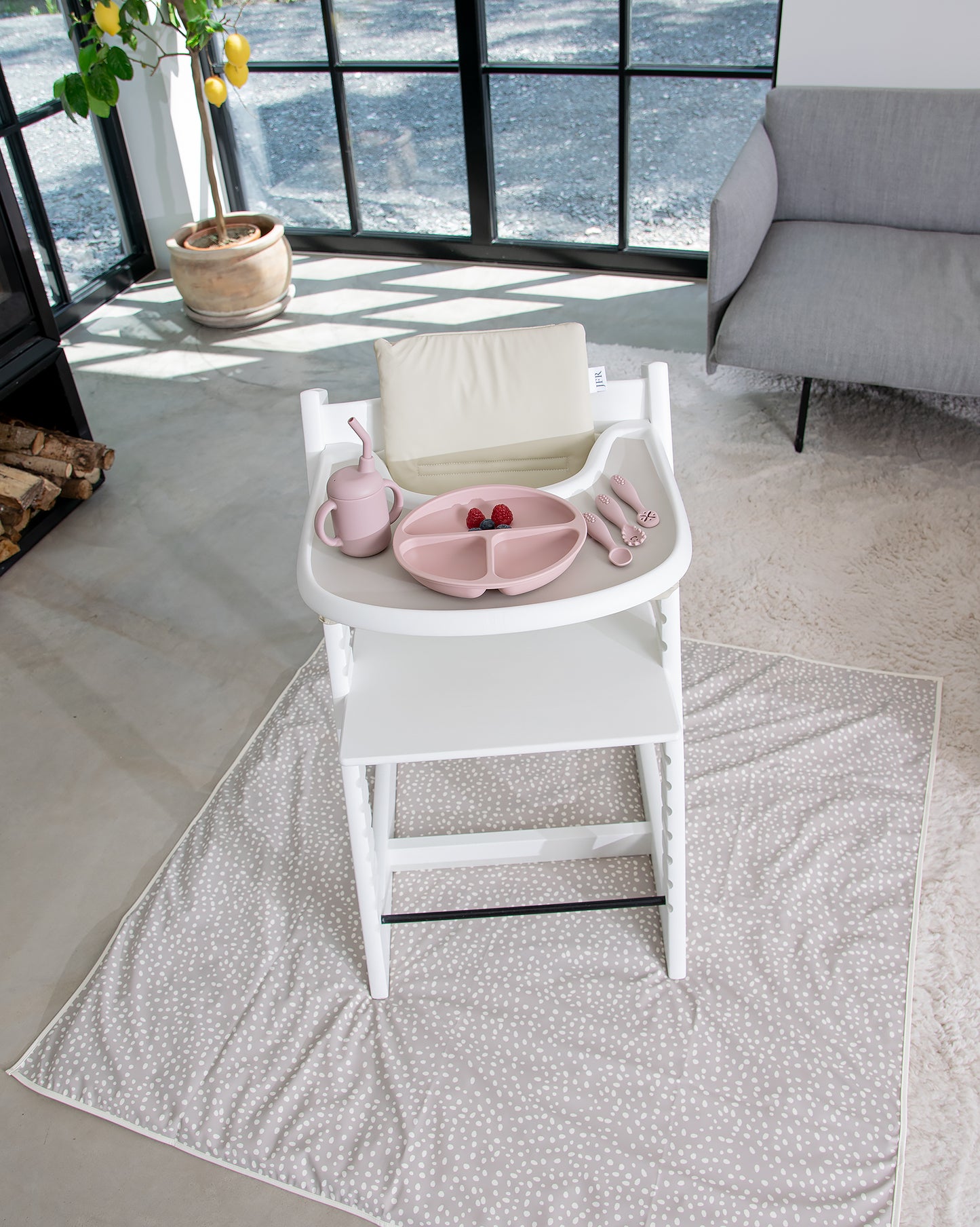 Golvskydd till barnstol - Beige Prickar