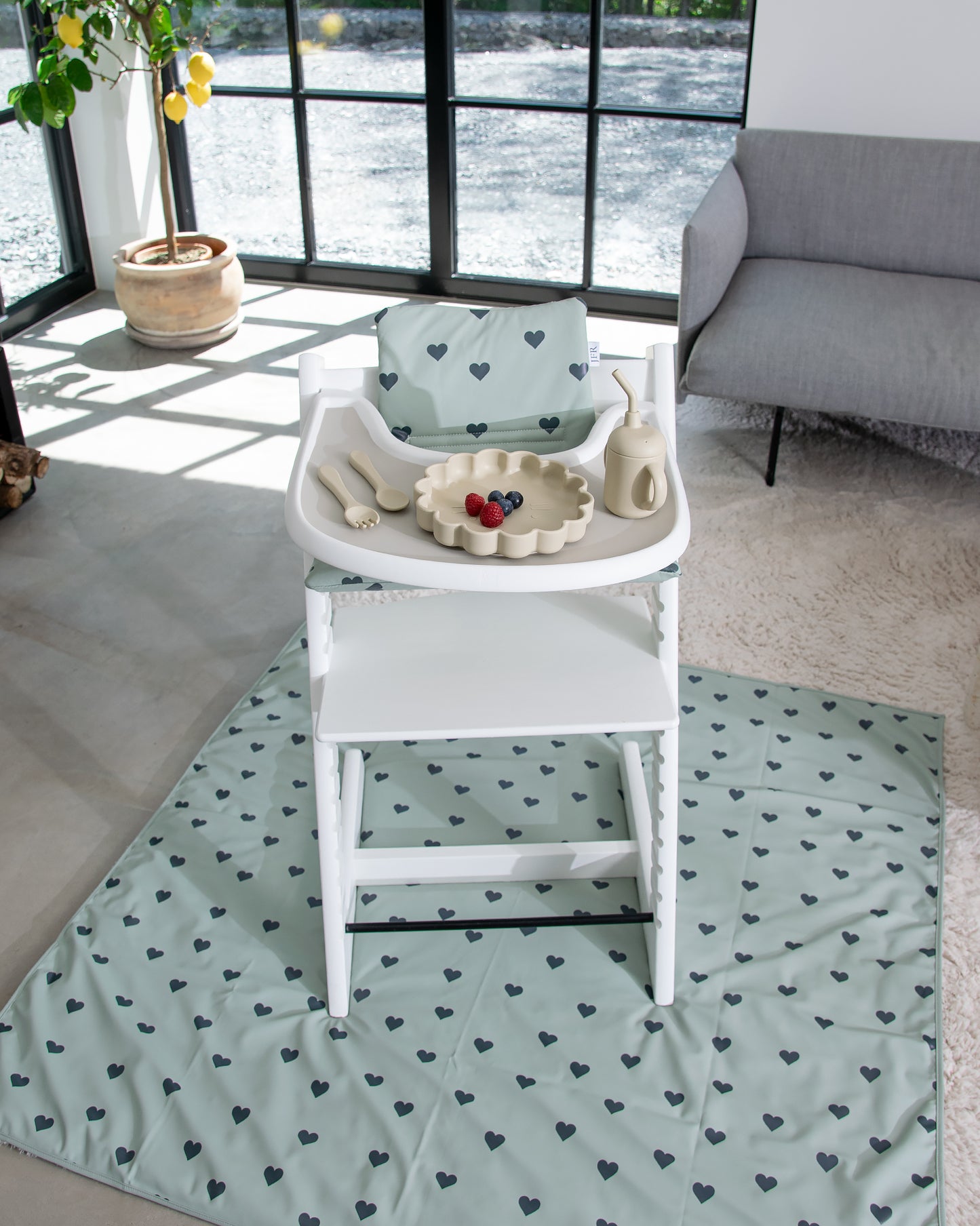 Golvskydd till barnstol - Grönt med hjärtan