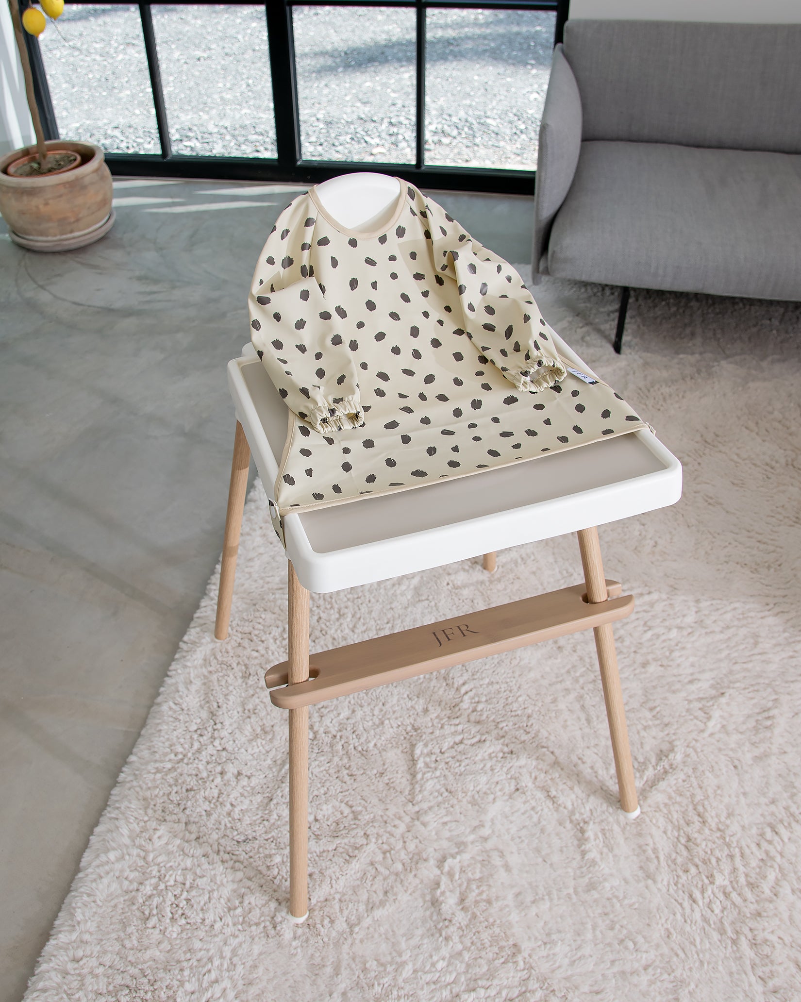 Langærmet hagesmæk med forklæde - Den beige prik
