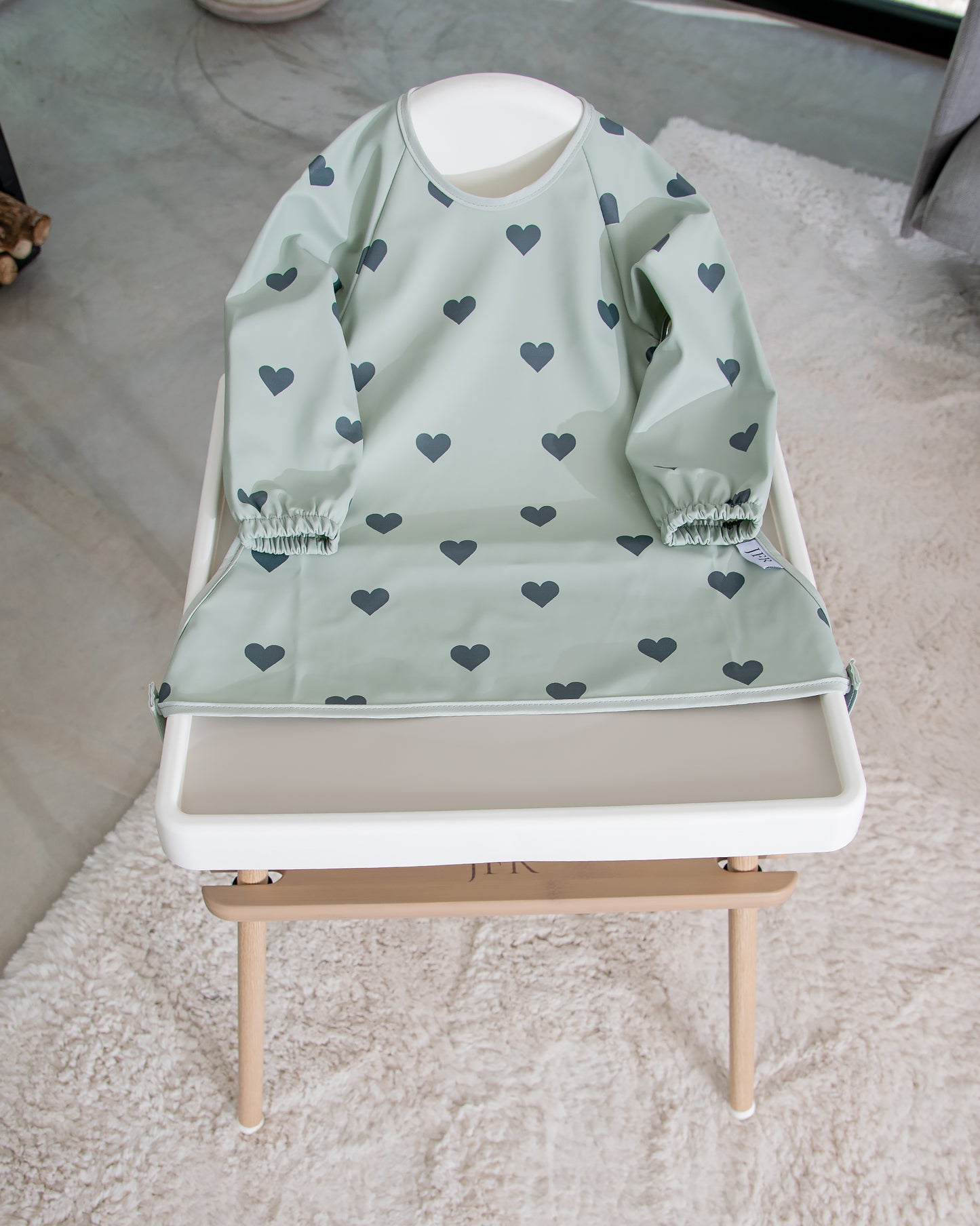 Langærmet hagesmæk med forklæde - Grøn med hjerter