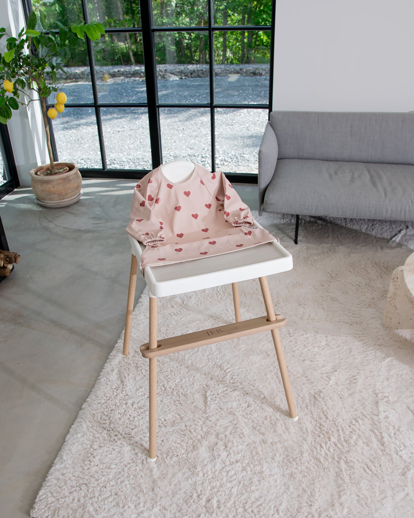 Långärmad Haklapp Med Förkläde - Rosa med hjärtan