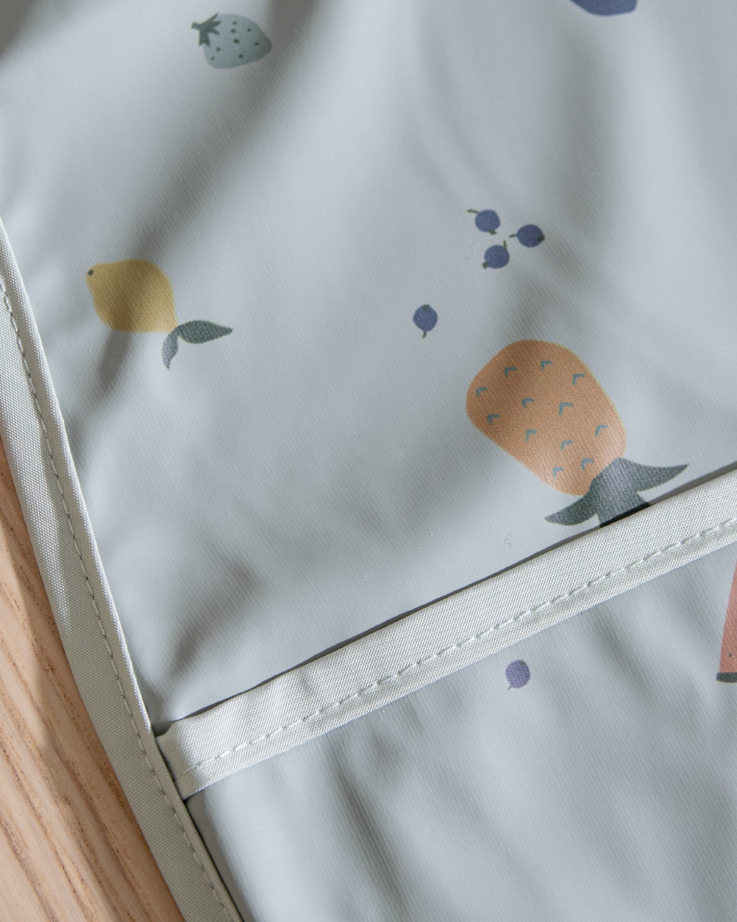 Pyyhittävä/Vedenpitävä Ruokalappu - HedelmäSalaatti Sininen