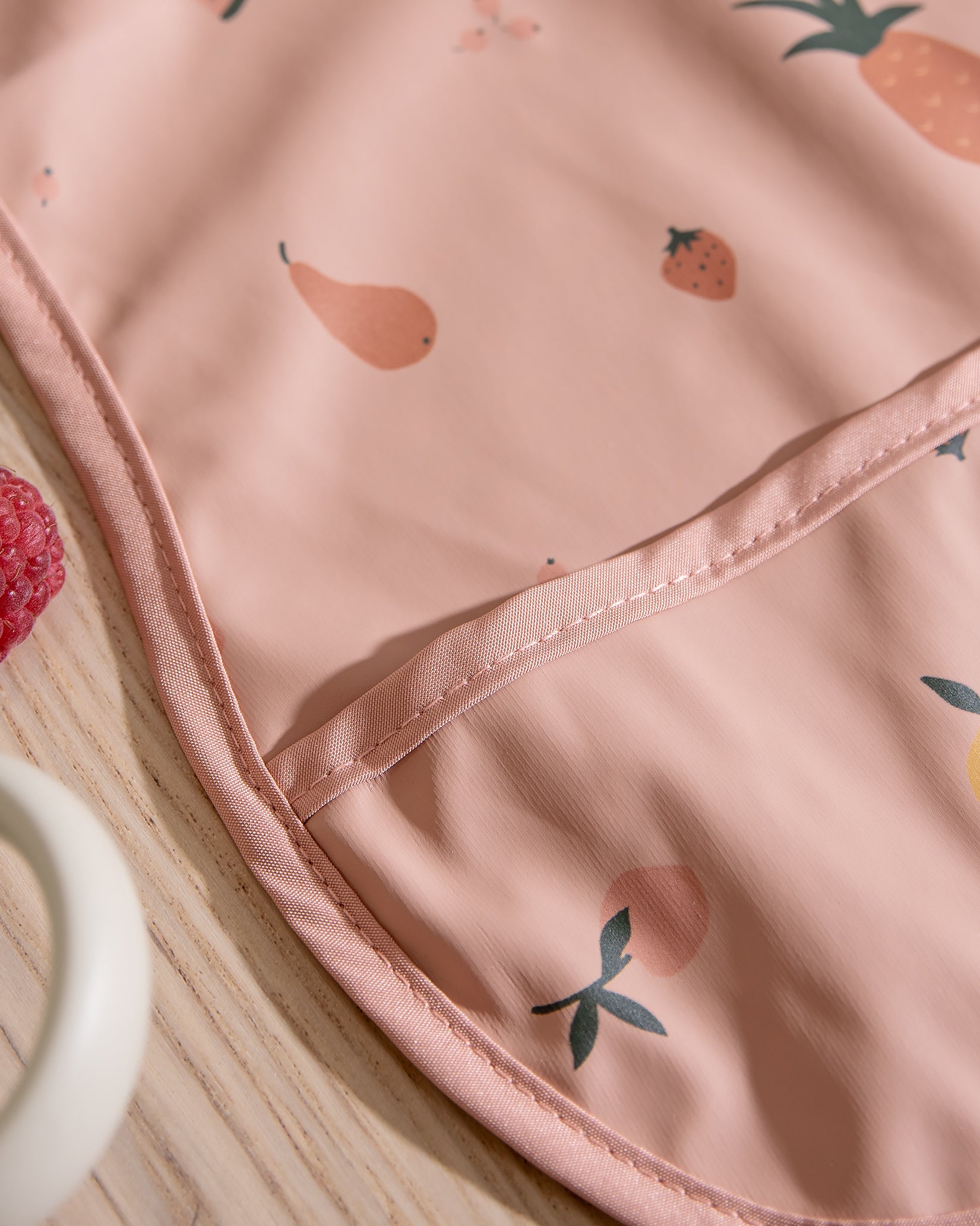 Pyyhittävä/Vedenpitävä Ruokalappu - HedelmäSalaatti Peach