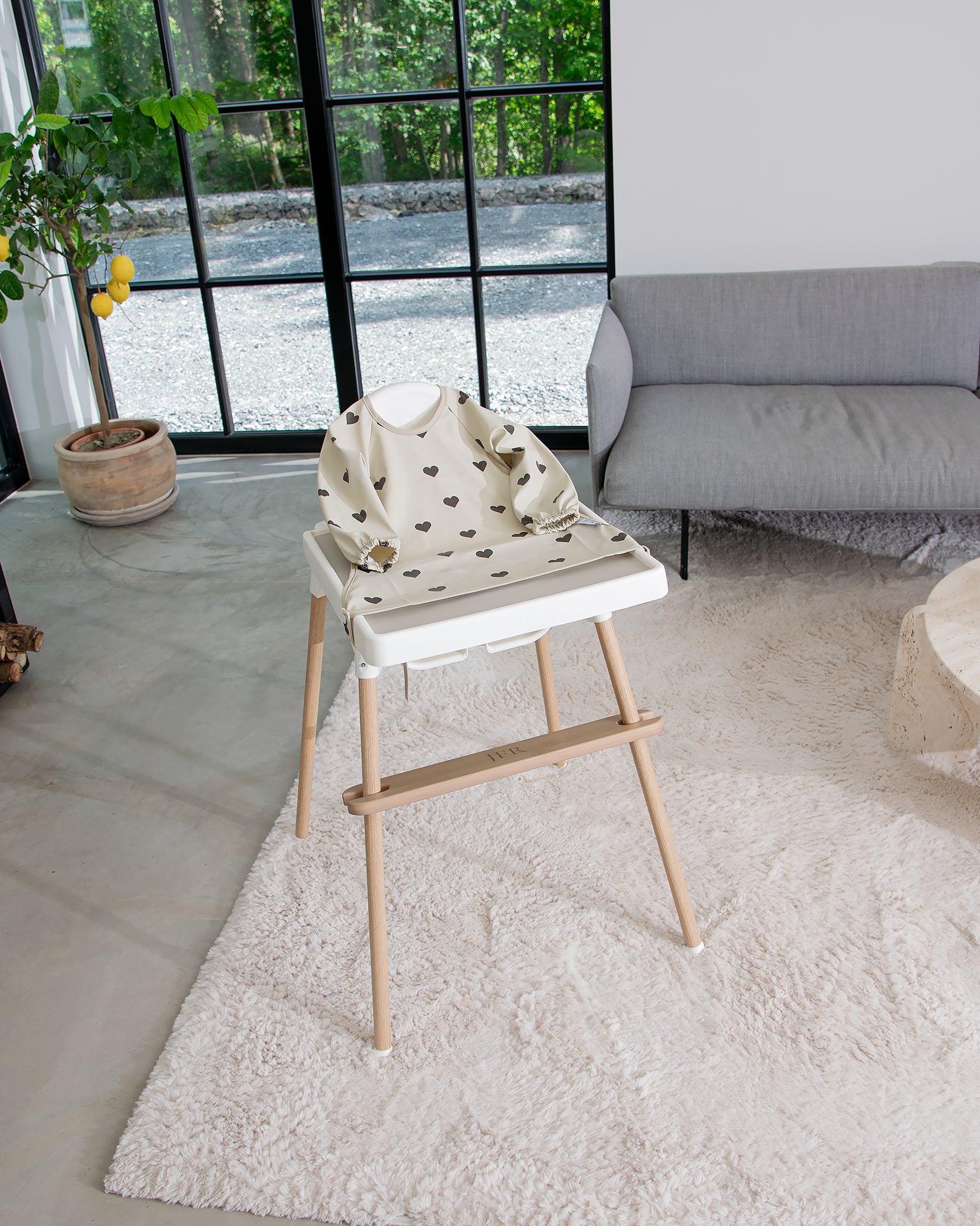 Langærmet hagesmæk med forklæde - Beige med hjerter
