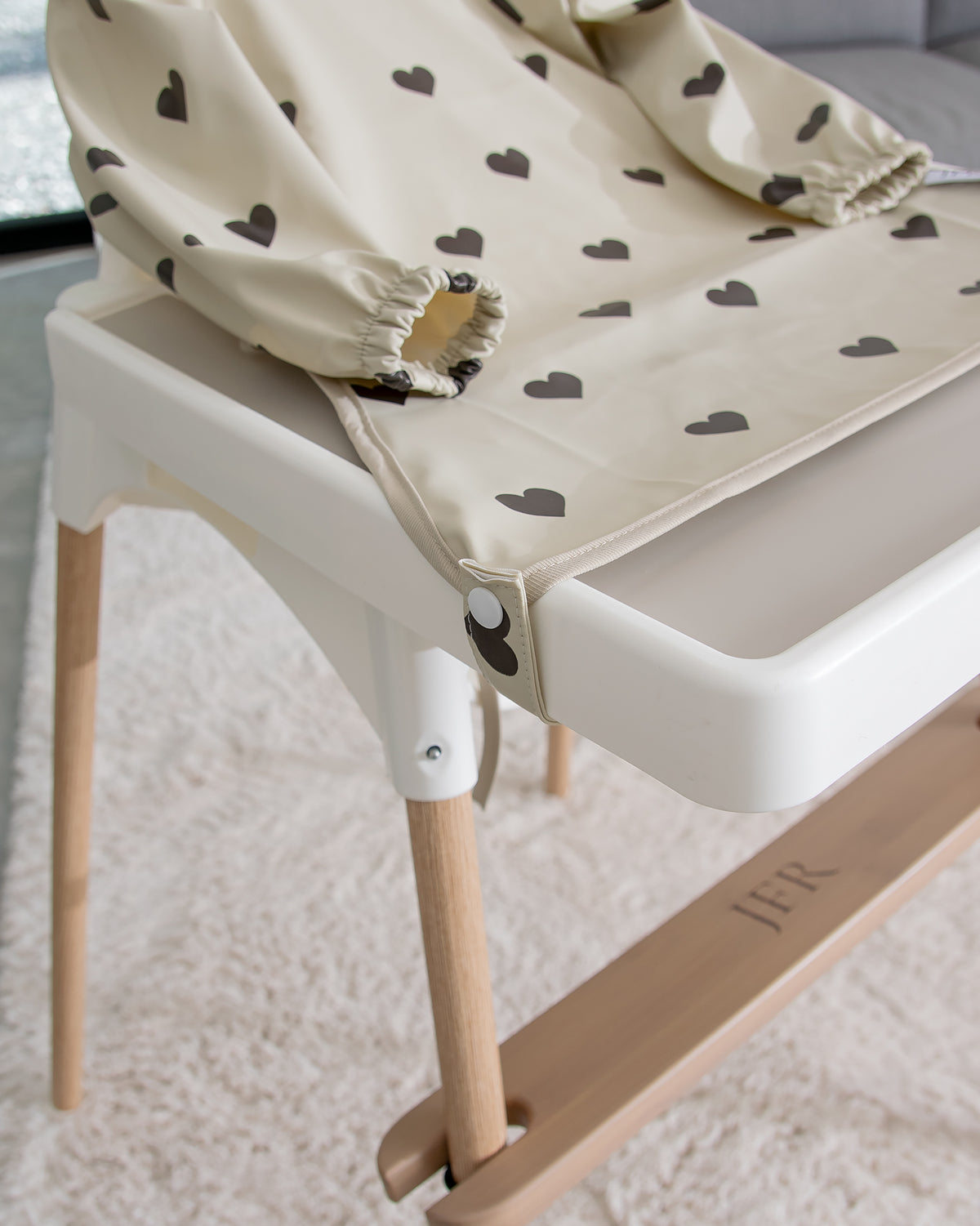 Langærmet hagesmæk med forklæde - Beige med hjerter
