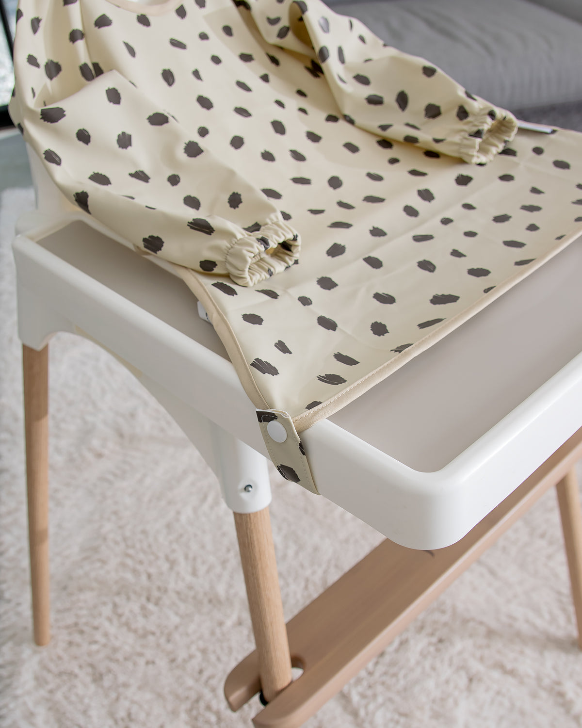 Langærmet hagesmæk med forklæde - Den beige prik