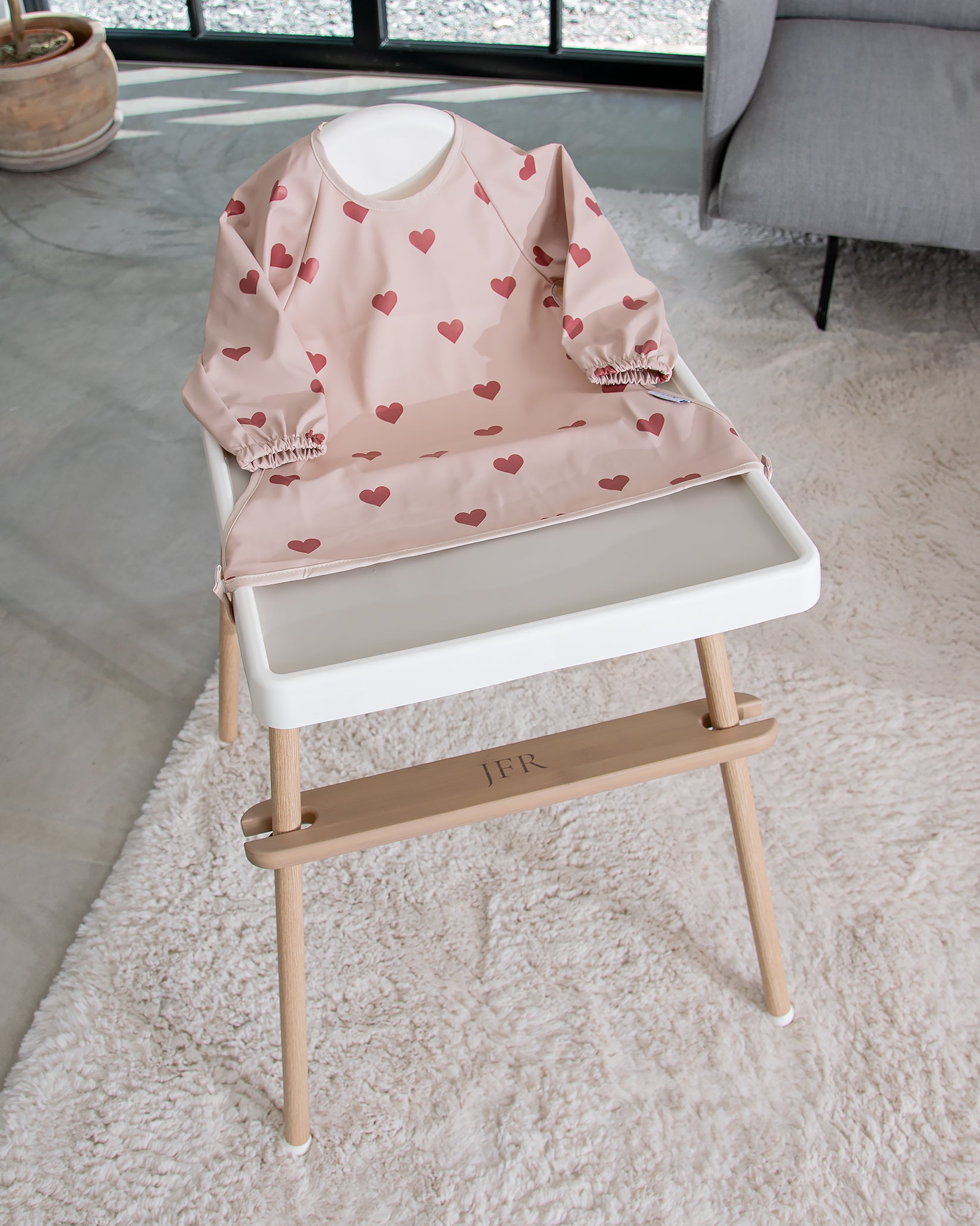 Långärmad Haklapp Med Förkläde - Rosa med hjärtan