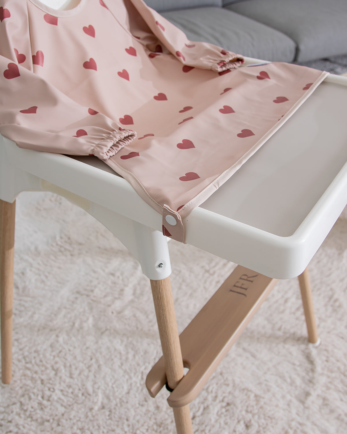 Langærmet hagesmæk med forklæde - Rosa med hjerter